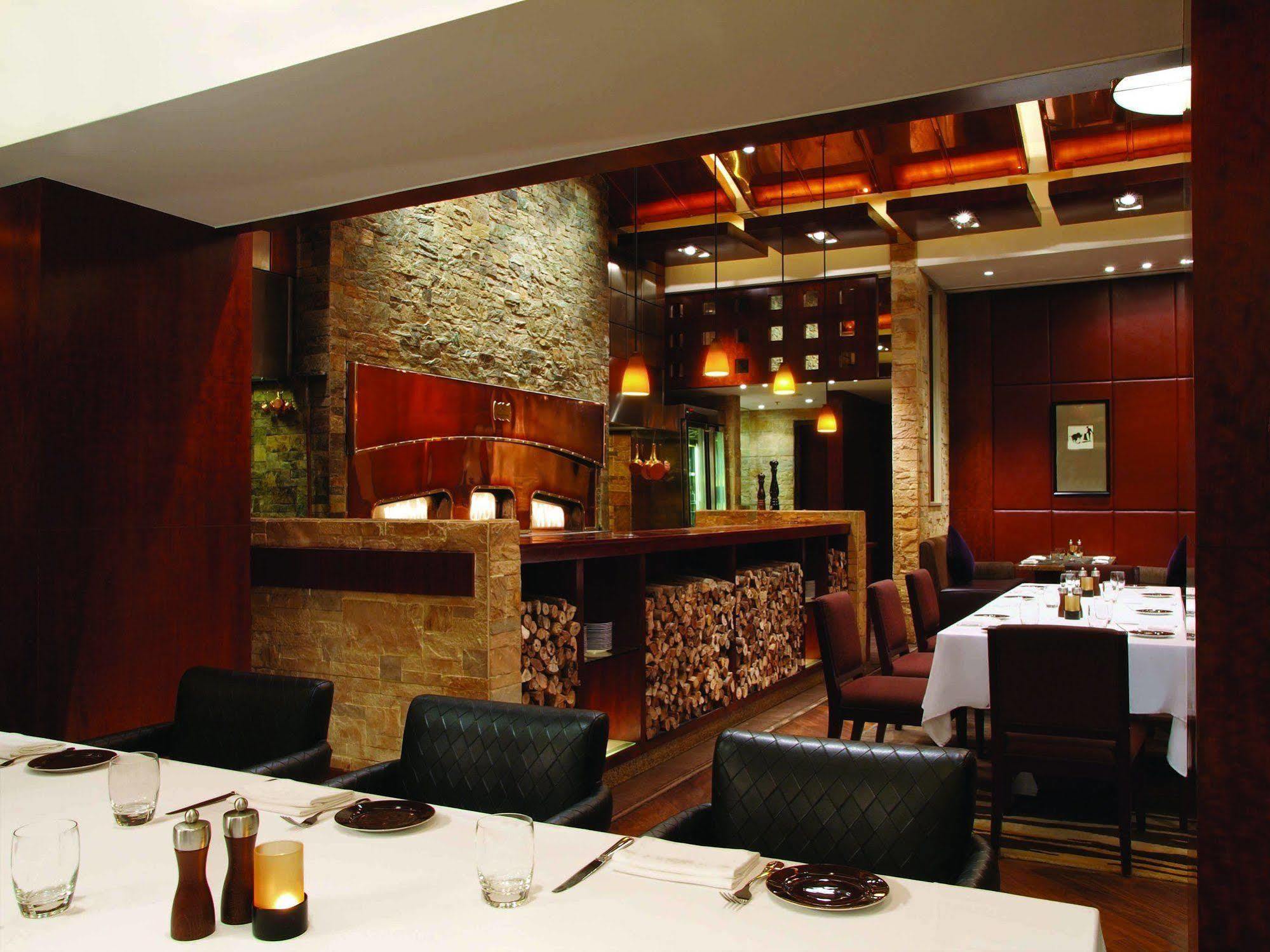 New Coast Hotel Манила Ресторан фото Interior of a PF. Chang's restaurant
